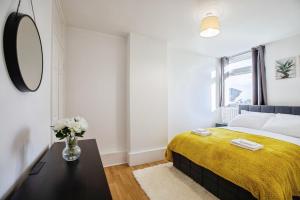 Spacious 3-Bed with Balcony, 4 Minute Walk to Canada Water, Sleeps 6