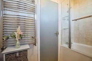 Spacious 3-Bed with Balcony, 4 Minute Walk to Canada Water, Sleeps 6