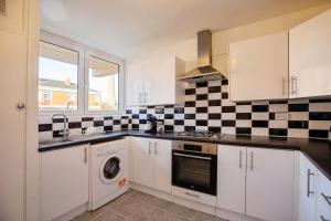 Spacious 3-Bed with Balcony, 4 Minute Walk to Canada Water, Sleeps 6