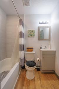 Stylish & Quiet 3BD Sleeps 8 Near Stadium & Downtown