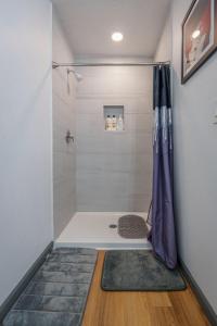 Stylish & Quiet 3BD Sleeps 8 Near Stadium & Downtown