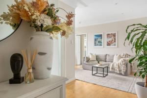 The Little Lawrence - Sunny Village Nook by the Sea