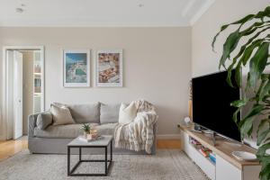 The Little Lawrence - Sunny Village Nook by the Sea