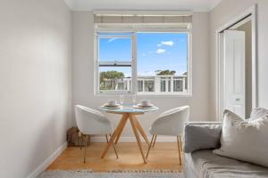 The Little Lawrence - Sunny Village Nook by the Sea