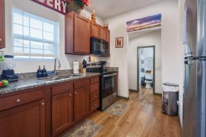 Stylish & Quiet 3BD Sleeps 8 Near Stadium & Downtown