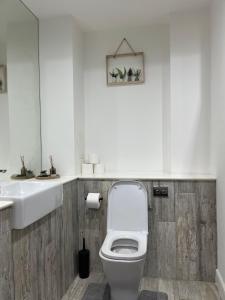 Balcony view Deluxe 2 Bed AO arena & Victoria Stn