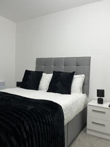 Balcony view Deluxe 2 Bed AO arena & Victoria Stn