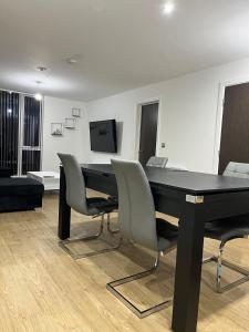 Balcony view Deluxe 2 Bed AO arena & Victoria Stn