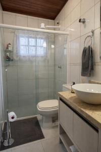 Casa com Piscina e Jardim, Próxima da Praia Brava