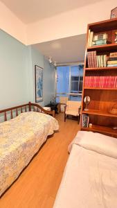 Quarto acolhedor em Copacabana com duas camas de solteiro
