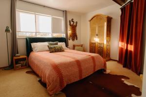 Apartment w hot tub forest & ocean view