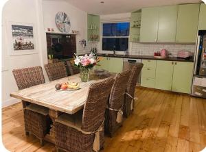 500m to Main Beach ,Large Deck, Relaxing Home