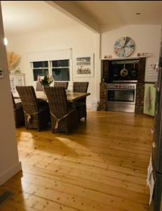 500m to Main Beach ,Large Deck, Relaxing Home