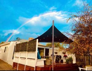 500m to Main Beach ,Large Deck, Relaxing Home