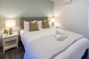 Elegant City Living, 2 King Beds, Central CHCH