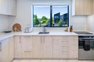 Elegant City Living, 2 King Beds, Central CHCH