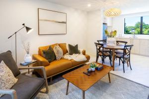 Elegant City Living, 2 King Beds, Central CHCH