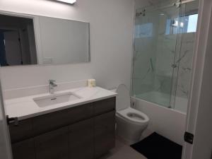 Vancouver Townhouse Family-Friendly with Street Parking & Balcony