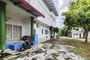 RedDoorz at Qaireen Living Jambi