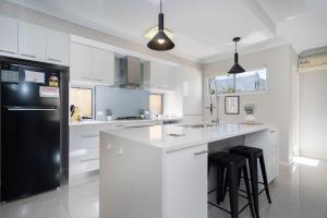 30 Modern & Quiet Retreat -Walk to Dining & Shops