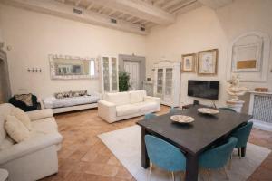 Luxury Apartment in Via dei Cartari Spacious, Elegant, Central Rome