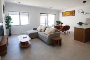 Modern Private Townhouse Close to City & Transport