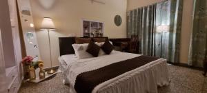 The Moonvale Cottage - A Victorian Theme Stay!