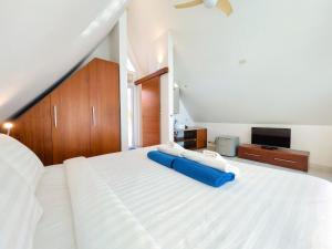 Five Palms Beachfront Villa - by KohChangVillas