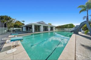 The Waterfront Retreat - Sleeps 16