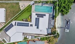 The Waterfront Retreat - Sleeps 16