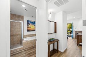 Modern King Studio Legacy Villa near Main Pool (B)