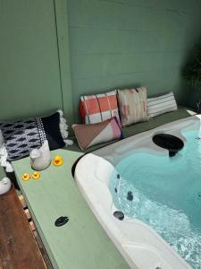 Apartment w hot tub forest & ocean view