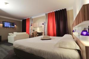 Hotels The Originals Boutique, Grand Hotel Saint-Pierre, Aurillac (Qualys-Hotel) : Chambre Familiale Privilège pour 4 Personnes