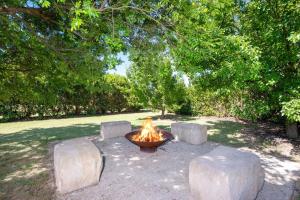 Putta Bucca Manor - Poised Poolside Country Living