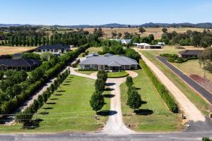 Putta Bucca Manor - Poised Poolside Country Living