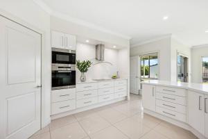 Putta Bucca Manor - Poised Poolside Country Living