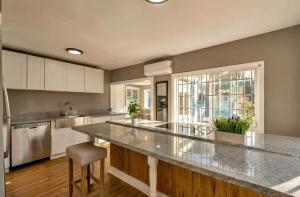 Plymouth St Guest Home near Oakland Vibes