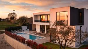 Modern Villa Tonka with pool and grill in Porec