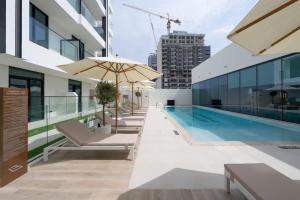 Family-Friendly 1BR Apt with Study Room and Pool Views!