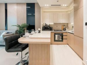 Family-Friendly 1BR Apt with Study Room and Pool Views!