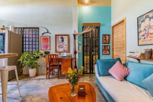 Sarai Room a Cozy Urban Hideaway with Green Balcony