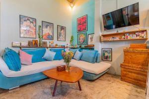 Sarai Room a Cozy Urban Hideaway with Green Balcony