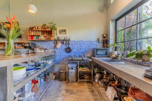 Sarai Room a Cozy Urban Hideaway with Green Balcony