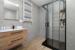 Elegant Apartment in Gliwice with Garden, Desk and Parking by Noclegi Renters