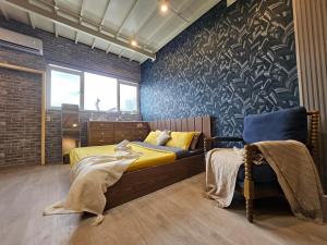 8-Bedroom Penthouse Apartment, 300m2 in a bustling location