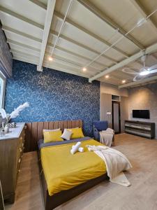 8-Bedroom Penthouse Apartment, 300m2 in a bustling location