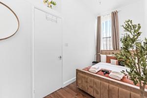 2-Bedroom Apartment in Central London Opposite Station