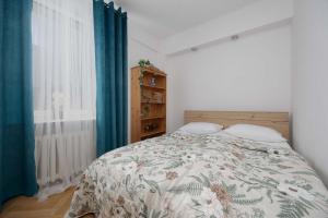 Apartment in Ochota with Balcony near Szczesliwicki Park by Noclegi Renters