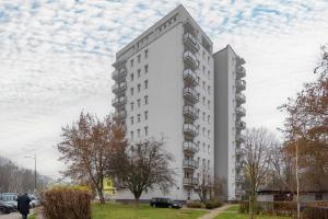 Apartment in Ochota with Balcony near Szczesliwicki Park by Noclegi Renters