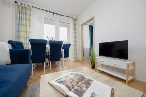 Apartment in Ochota with Balcony near Szczesliwicki Park by Noclegi Renters